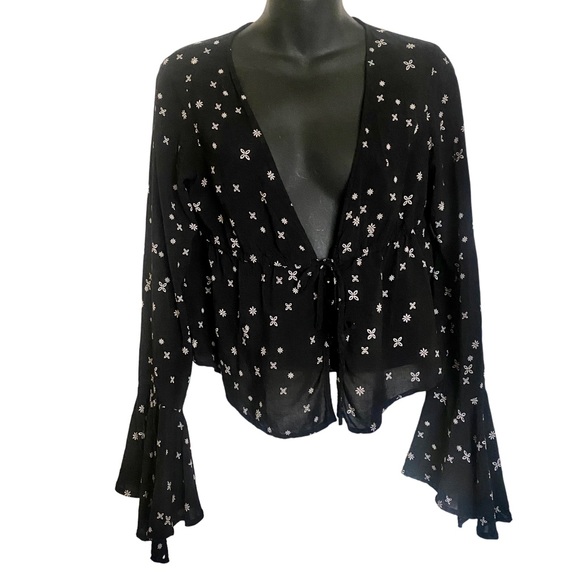 Kimchi Blue Black White Floral Flutter Sleeve Top Small - Picture 2 of 11